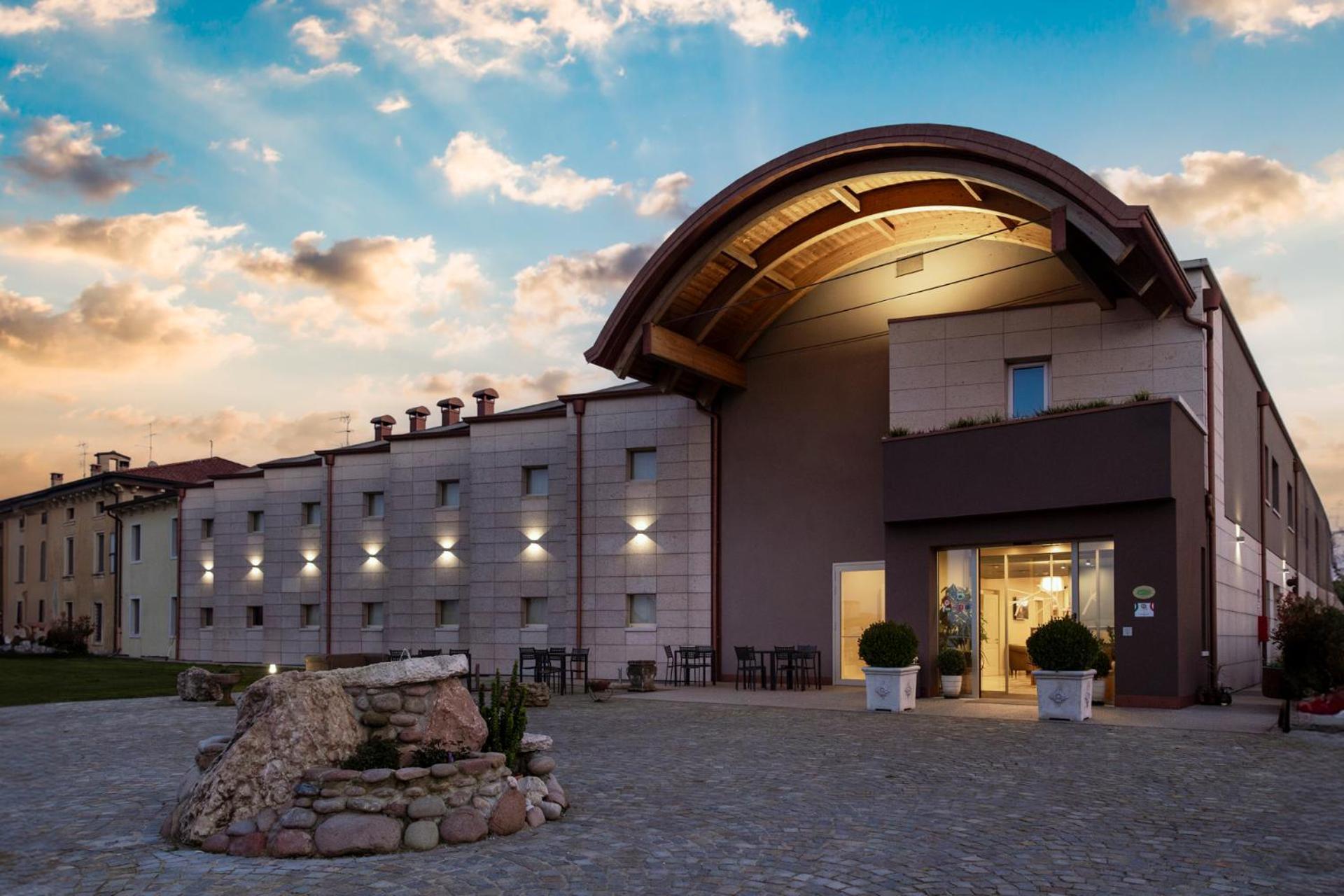 Hotel La Caporala 卡斯泰尔达扎诺 外观 照片
